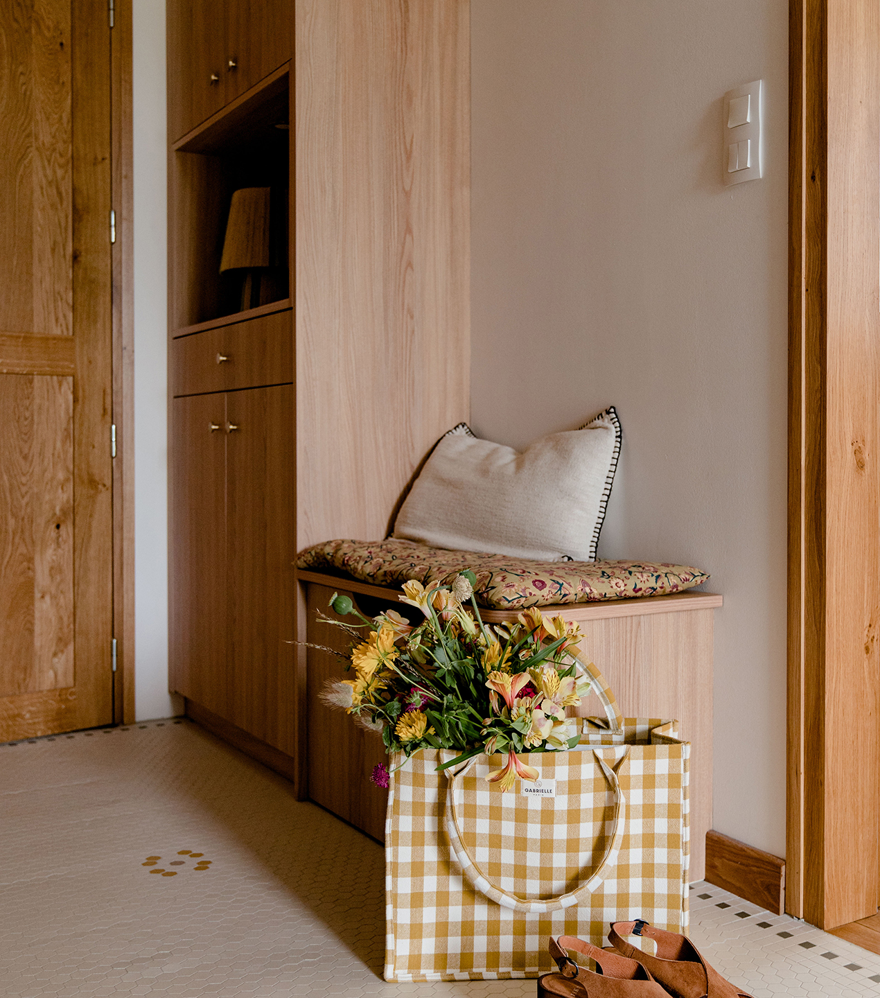 design-interieur-clemenceau-entrée-detail-tapis-mosaique-banquette