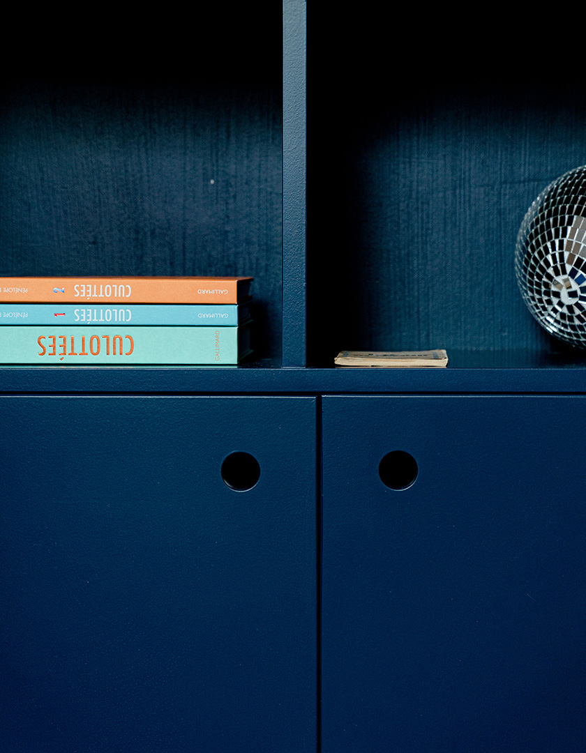 design-interieur-puits-suisses-bureau-bibliotheque-bleu-detail-culottees