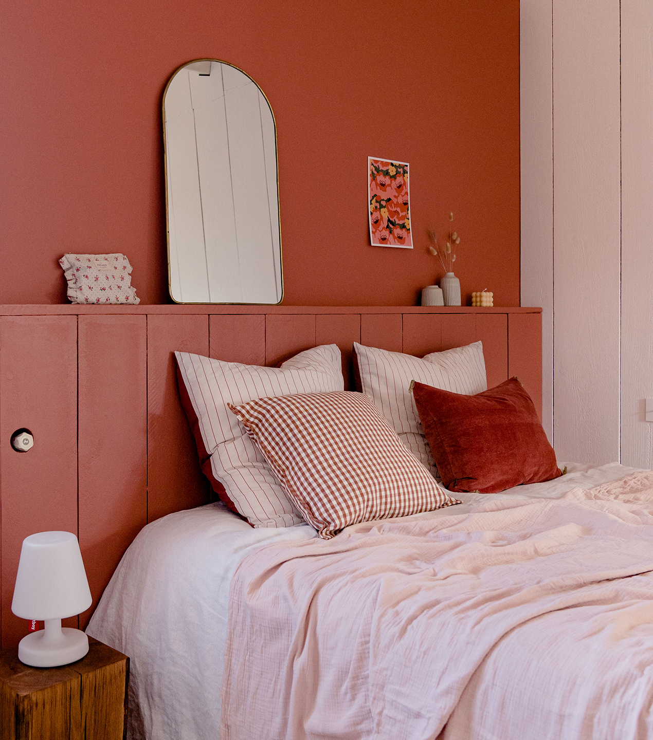 design-interieur-puits-suisses-chambre-parentale-terracotta-details-coussins