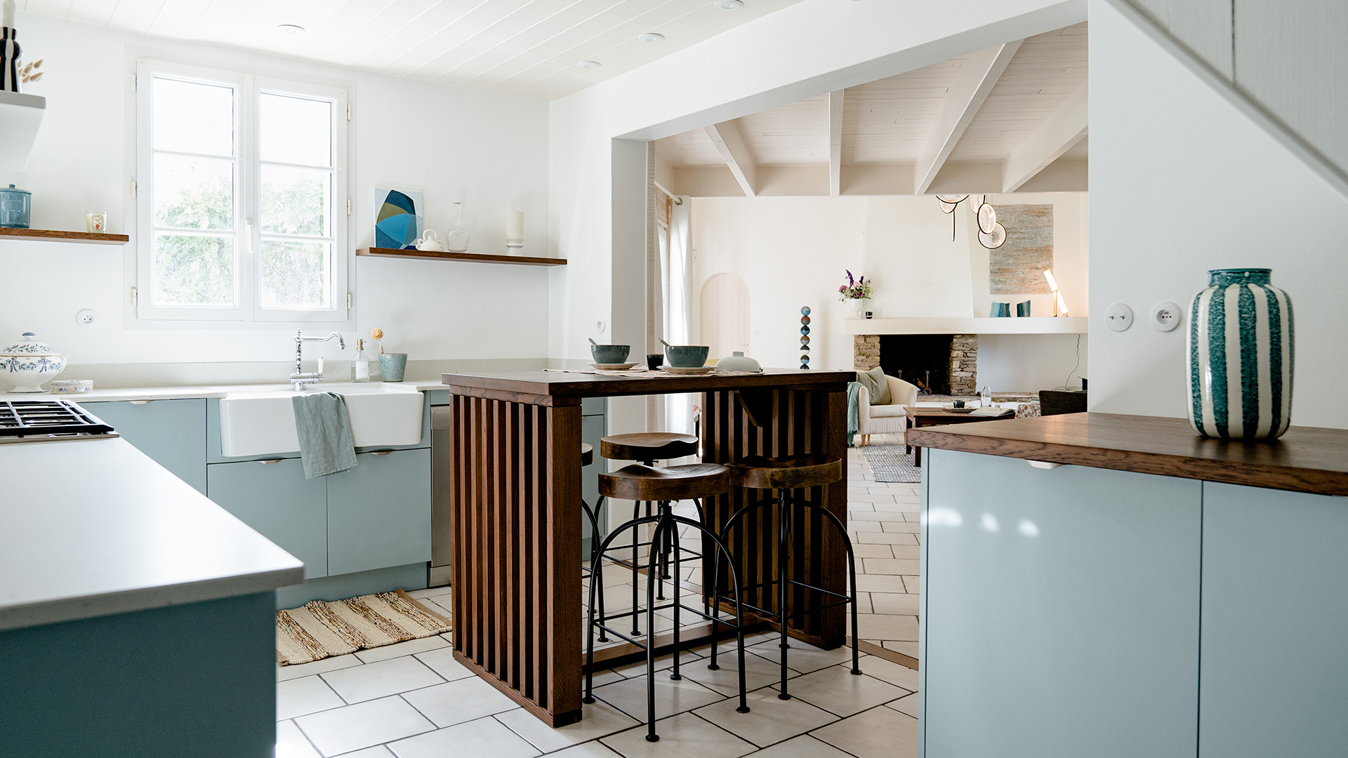 design-interieur-puits-suisses-cuisine-bleu-bois