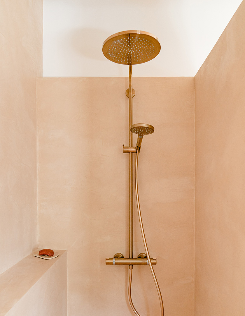 design-interieur-puits-suisses-salle d’eau-detail-douche-beton-cire