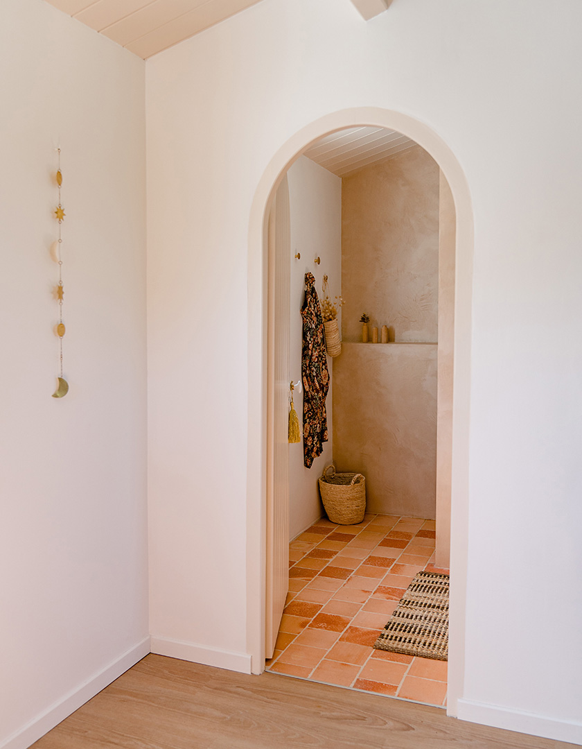 design-interieur-puits-suisses-salle d’eau-terre-cuite-beton-cire-2