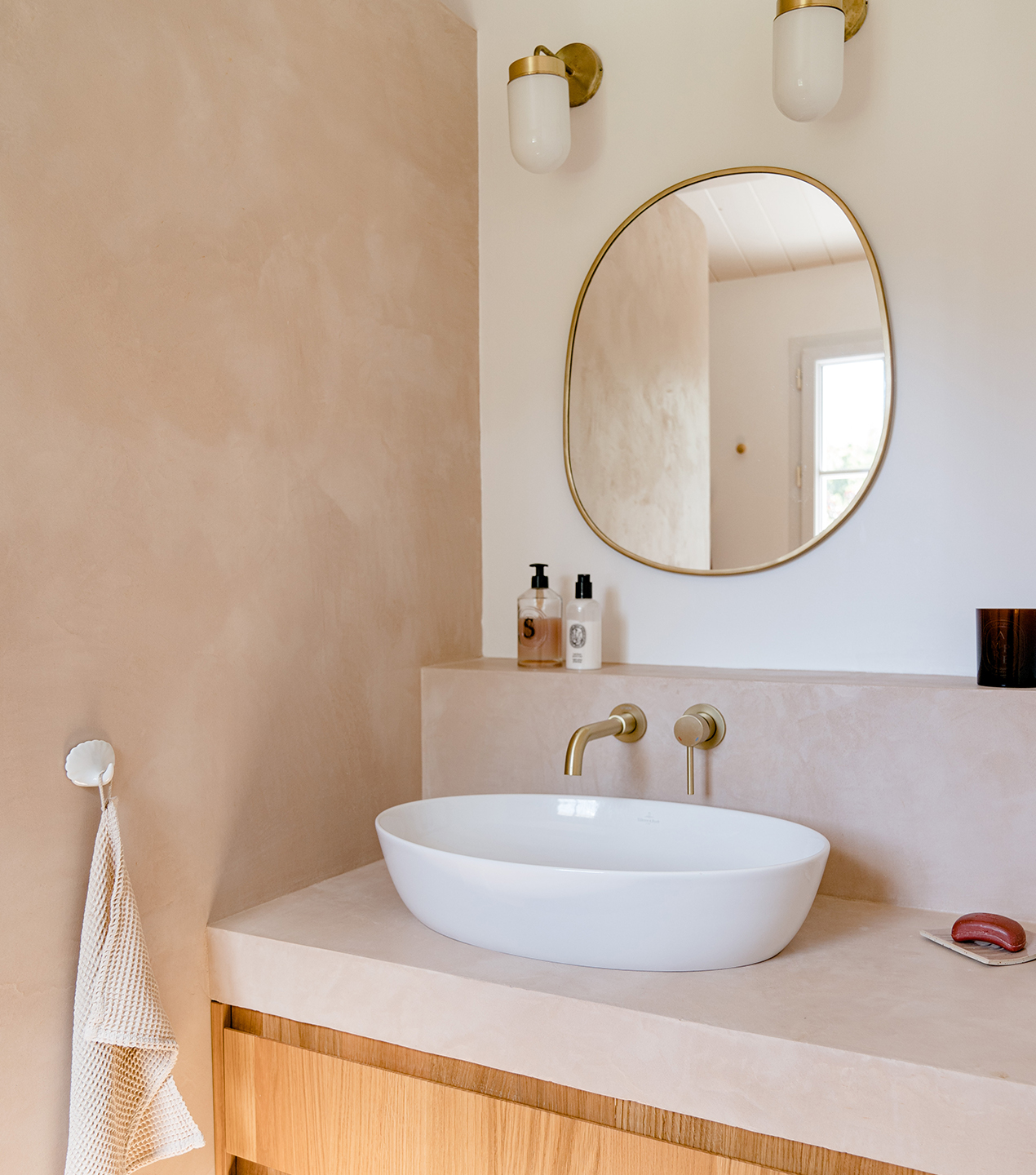 design-interieur-puits-suisses-salle d’eau-vasque-beton-cire