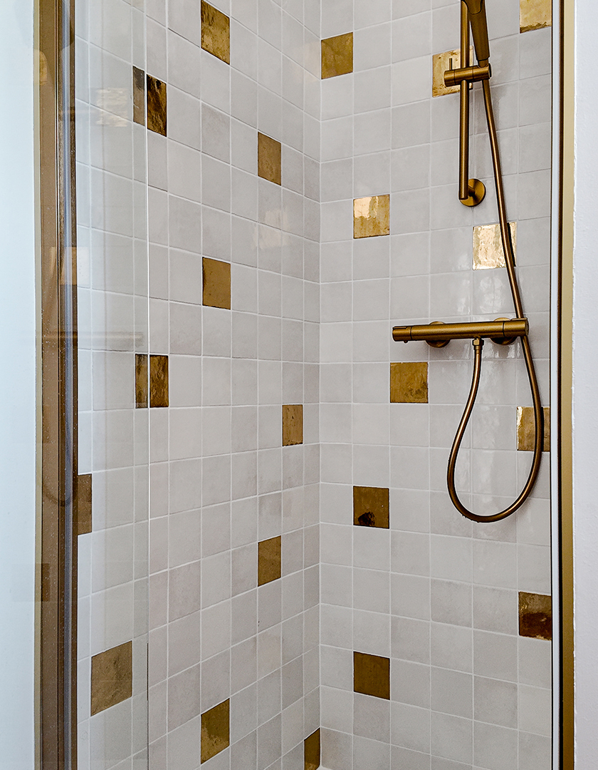 lucie-rouland-architecte-d-interieur-maison-de-vacances-zellige-gold-douche