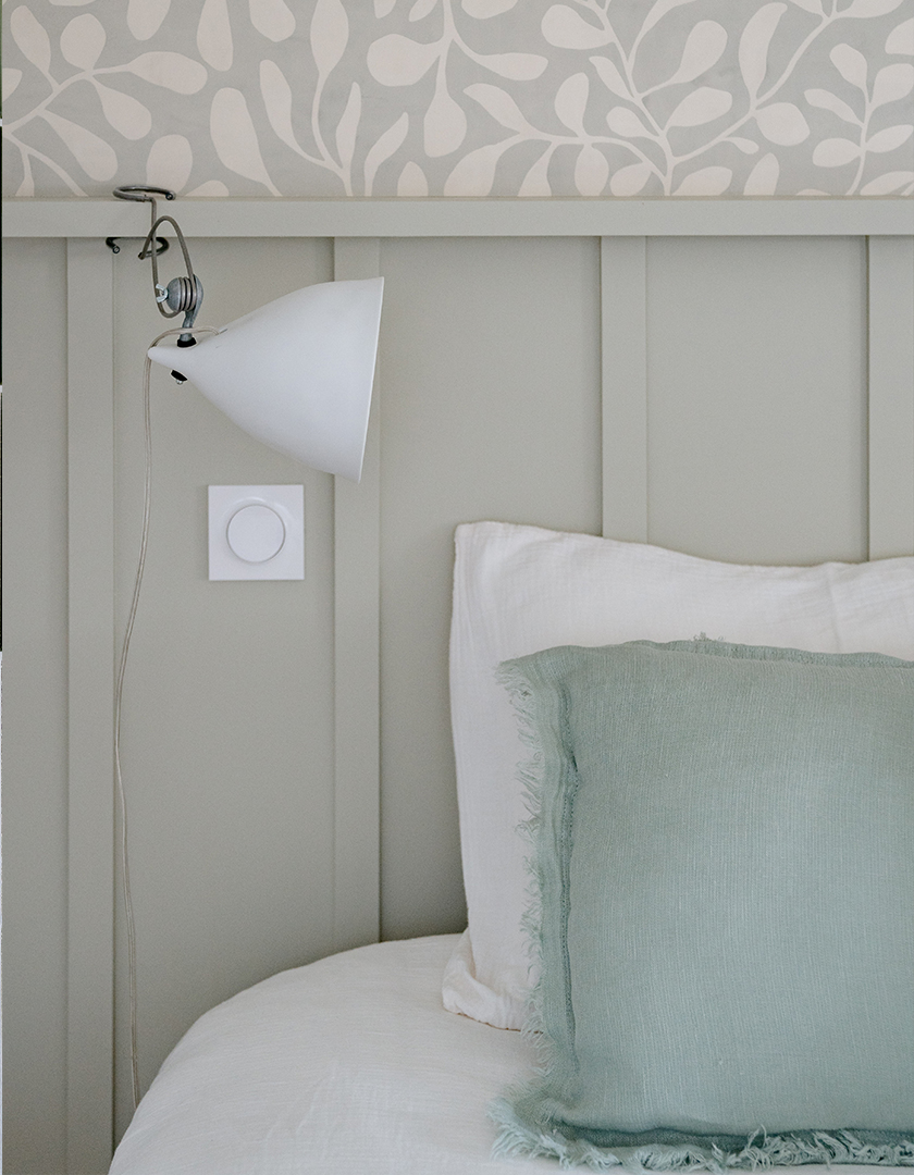 lucie-rouland-architecte-d-interieur-vannes-decoration-suite-parentale-cimaise-bilboquet-deco