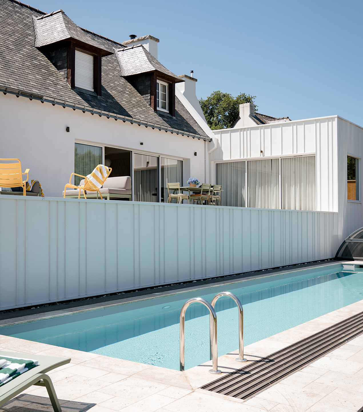 lucie-rouland-architecte-vannes-decoration-maison-de-vacances-piscine-fermob